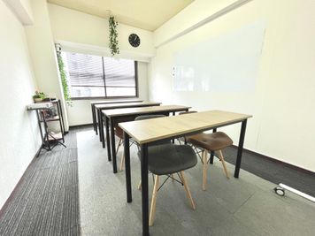 新大阪駅の東口10秒のレンタルスペース/会議室【SS新大阪】 WiFi備品全無料貸出の多目的室・ルーム617の室内の写真