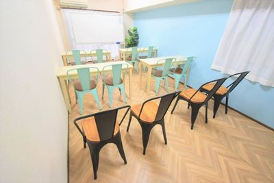 最大16名までのセミナー開催も可能です＾＾ - ブリーグ会議室 博多出張に！駅近でアクセス◎｜27㎡・16名可の室内の写真