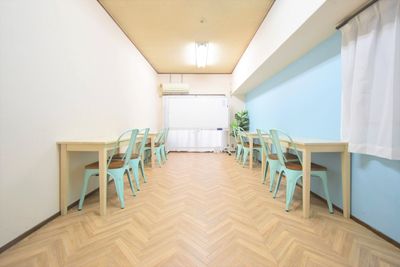 資格や大学入試のための自学勉強にも活用ください！ - ブリーグ会議室 博多出張に！駅近でアクセス◎｜27㎡・16名可の室内の写真