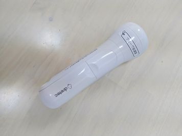 非接触の体温計も、セミナーや採用イベントなど複数人でご利用される際などに、ご自由にお使いください！ - ブリーグ会議室 博多出張に！駅近でアクセス◎｜27㎡・16名可の設備の写真