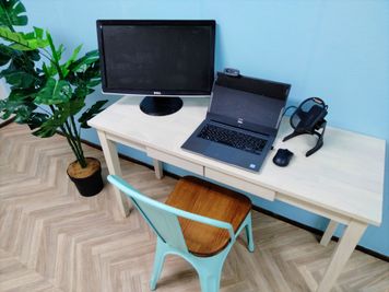 PCモニターもレンタルできます…！テレワークでの集中作業に★
※写真のノートPCやマイク類はイメージとなります。 - ブリーグ会議室 博多出張に！駅近でアクセス◎｜27㎡・16名可の設備の写真