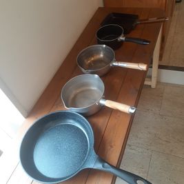 フライパン、鍋、卵焼きフライパン - レンタルスペース・エンアルト キッチンつきレンタルスペースの設備の写真