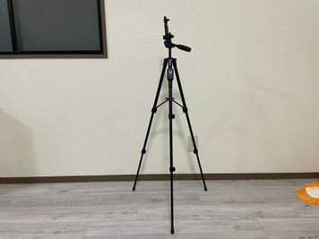 スマホ設置可能なBluetoothリモコン付き三脚 - RADBASE神戸御影1号店 神戸レンタルスタジオの設備の写真