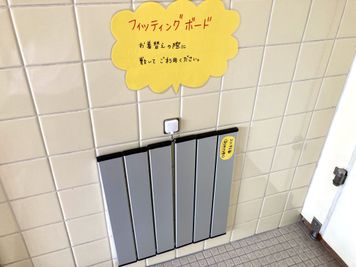 着替えスペース②です。お手洗いの洗面スペースで着替えも可能です。ご利用の際はフィッティングボードを敷いてお使いください。 - レンタルスタジオDAYS 与野店 レンタルスタジオDAYS 与野２階の室内の写真