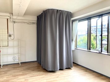 着替えスペース①です。ゆったりした広さをとっています。 - レンタルスタジオDAYS 与野店 レンタルスタジオDAYS 与野２階の室内の写真