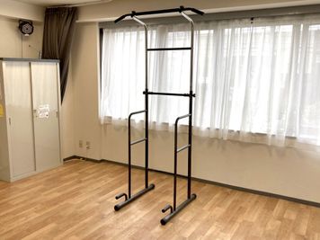 チンニングスタンドです。（懸垂用） - レンタルスタジオDAYS 与野店 レンタルスタジオDAYS 与野２階の設備の写真