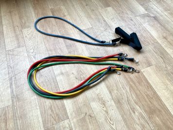 レジスタンスバンドです。各種トレーニングも行えます。 - レンタルスタジオDAYS 与野店 レンタルスタジオDAYS 与野２階の設備の写真