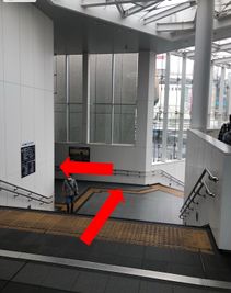 階段を中段まで降りて左に進みます - レンタルスタジオLush川崎 【川崎駅徒歩4分】ダンスができるレンタルスタジオのその他の写真