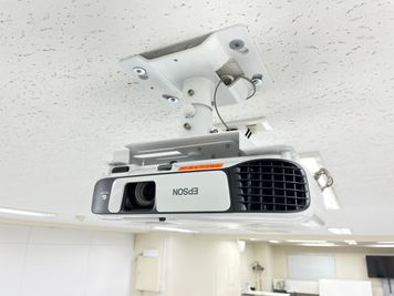 常設★天吊りプロジェクター - 銀座ユニーク5丁目店 G301 大会議室の設備の写真