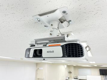 常設★天吊りプロジェクター - 銀座ユニーク貸会議室5丁目店 G301 大会議室の設備の写真