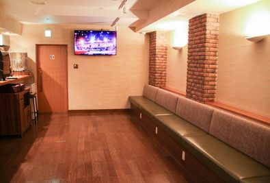 西新橋 貸会議室＆電源・WiFiくつろぎカフェ｜ロジカフェ パーティー用スペースの室内の写真