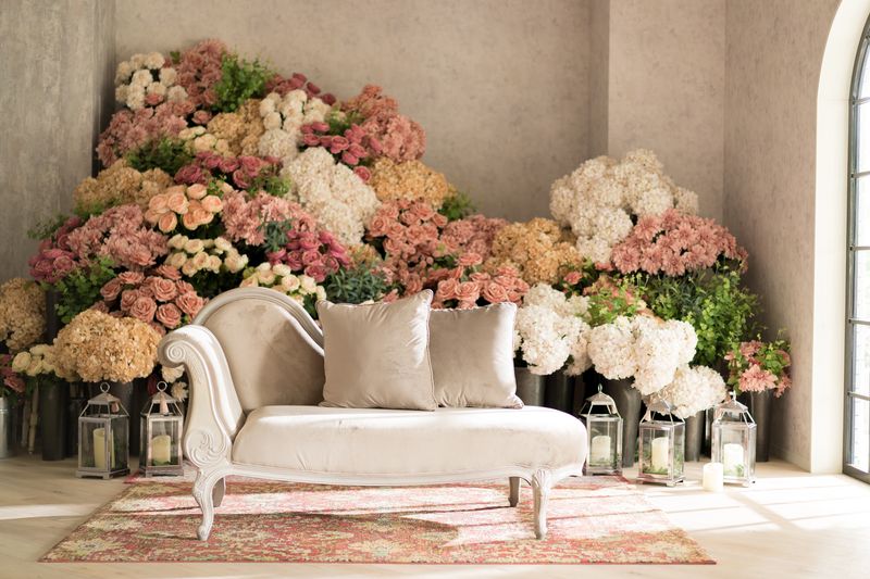華やかなお花に囲まれた背景 - サンパレス六甲 結婚式場内の邸宅巨大スタジオの室内の写真