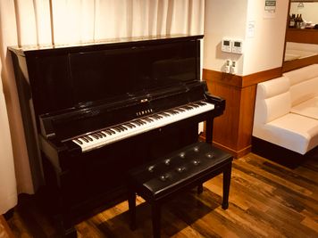 ピアノ使用料は無料ですが、調律ご希望の方は別途料金がかかります。 - ジュリアード レンタルスペースの室内の写真