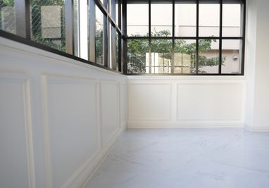 大理石調の床に黒の窓枠 - 代々木スタジオ 代々木/白壁/自然光撮影スタジオの室内の写真
