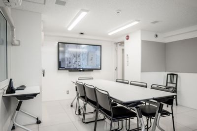 室内には机や椅子もございます - 渋谷ホール&スタジオ 401 YAMAHAの室内の写真