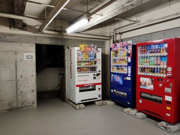 自動販売機は1階です - 渋谷ホール&スタジオ 401 YAMAHAのその他の写真