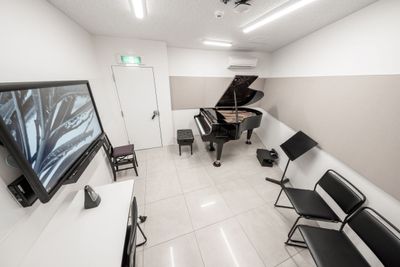室内には机や椅子もございます - 渋谷ホール&スタジオ 501 Bösendorferの室内の写真
