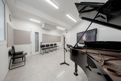 室内には机や椅子もございます - 渋谷ホール&スタジオ 502 STEINWAYの室内の写真