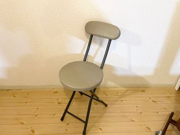 折りたたみ椅子 - 広島レンタルサロンBuddy 完全個室レンタルサロンの設備の写真