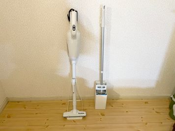 掃除機、フローリングモップ（使用後は、掃除機とフローリングモップで掃除をお願いします） - 広島レンタルサロンBuddy 完全個室レンタルサロンの設備の写真