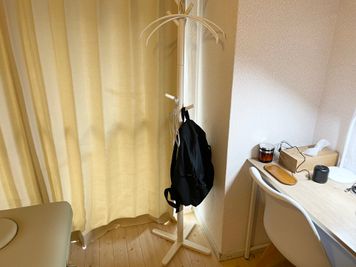 ポールハンガー、ハンガー×6本 - 広島レンタルサロンBuddy 完全個室レンタルサロンの設備の写真