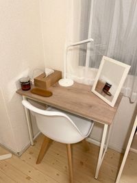 机、椅子、ライト、卓上ミラー、小物置きトレー、ティッシュ、メイク用綿棒 - 広島レンタルサロンBuddy 完全個室レンタルサロンの設備の写真