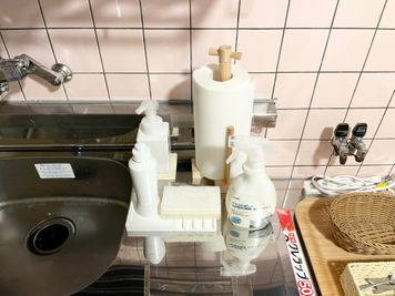 ハンドソープ（四角いのです）、中性洗剤（円柱のです）、食器洗用スポンジ、キッチンペーパー - 広島レンタルサロンBuddy 完全個室レンタルサロンの設備の写真