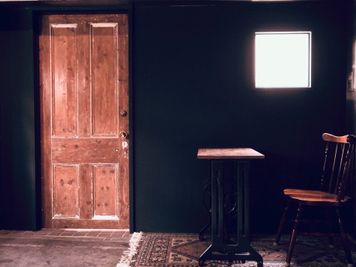 入り口が道路に面しているので、初めてのクライアント様でも不安なく入室いただけます。 - Litereer リテリア コーチング個人セッションスペースの室内の写真