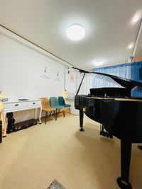 併設施設【Bルーム】

グランドピアノ(KAWAI GM1) 3本ペダル

広さ：約8畳 - ゆめ色ミュージックサロンJR久留米 Aルーム (グランドピアノ有)の室内の写真
