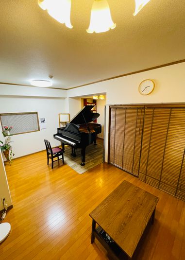Aルーム 全体

広さ：約14畳 - ゆめ色ミュージックサロンJR久留米 Aルーム (グランドピアノ有)の室内の写真