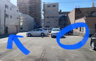 【🅿駐車場①】

青い丸印のスペースのバック駐車でお停めください。

左青い矢印：建物玄関ホール[交通量の多い時間帯がございます。スマホなど見ずにお気をつけてお渡りください。]
 - ゆめ色ミュージックサロンJR久留米 Aルーム (グランドピアノ有)の外観の写真