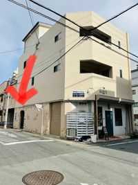 建物外観

入口(赤い矢印)

１階：美容室GATEヘアー - ゆめ色ミュージックサロンJR久留米 Bルーム(グランドピアノ有)の外観の写真