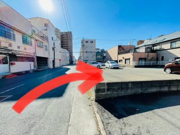 【🅿駐車場①】

昭和通りより右手 (赤い矢印) - ゆめ色ミュージックサロンJR久留米 Bルーム(グランドピアノ有)の外観の写真