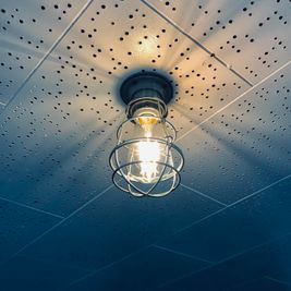 天井照明
天井が有孔ボードなので吸音声に優れています。 - Studio PATAKA 撮影スタジオの室内の写真