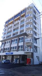 １階はコザ信用金庫開南支店です。 - キスミットドア　開南オフィス 応接室　時間貸しの外観の写真