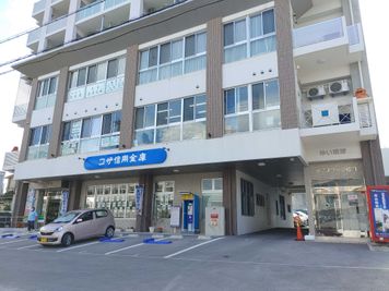 1階入口_赤い自動販売機横にインターフォンがあります。 - キスミットドア　開南オフィス 応接室　時間貸しの入口の写真