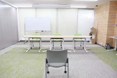 会場内はパーティションで2分割可能。半室ごとにレイアウトを変化させることも可能です。設営例：面接形式 - 新橋ワークショップ会場 セミナールーム A+Bの室内の写真