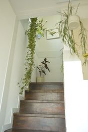 階段をあがって頂き
２Fもご利用いただけます - サカイフラワースタジオの室内の写真
