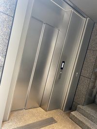 外エレベーターで10階にお越しください。(詳細はご予約確定後にご案内します) - 紙パルプ会館 屋上ビーガーデンの入口の写真