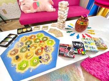 ボードゲーム無料貸し出し！
(ジェンガ、黒ひげ危機一髪、人狼カード、UNO、罰ゲームトランプ、はぁって言うゲーム、カタン） - トロワ＠大須 レンタルスペースの設備の写真