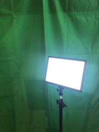 撮影用のLEDライト二本準備しました。背景色のリバーシブル緑と白の布も入りました。ご自由にお使いください。 - レンタルスペースビノセンスカフェ レンタルスペース　ビノセンスカフェの設備の写真