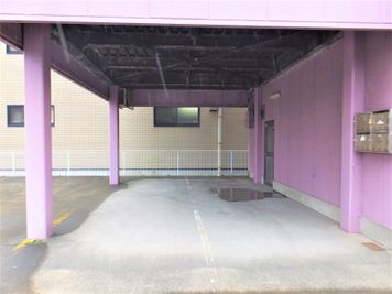 駐車場は屋根下のみです。
屋根無し部は、駐車禁止になります。 - レンタルスタジオＦａｃｔｏｒｙ STUDIO Factoryの外観の写真