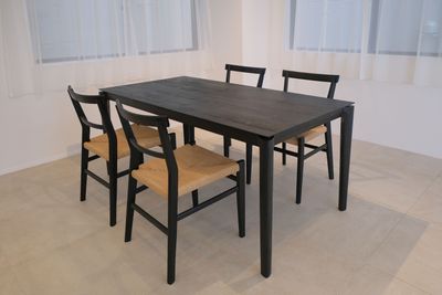 【Room1】6.7m x 3.4m　＜こだわりのテーブル＞
●テーブルサイズ：W1600×D800×H730mm
●テーブルの素材：オーク材ウレタン樹脂塗装仕上げ
●テーブルの特徴：無垢材で構成されたダイニングテーブルは、曲線とシャープなエッジを併せ持ったモダンデザインで、様々なスタイルのインテリアにフィットします。無垢材ならではの温かみと質感、そして美しい経年変化が楽しめます。
●テーブルにはチェアも4脚ご用意。 - Well Studio 千駄ヶ谷 キッチン・バルコニー付きスタジオの室内の写真