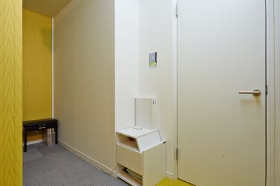 右側の白い扉の向こうに防音室Ｂがあります - ブリアサロン【世田谷-用賀駅 歩１分】🎹ピアノ📶高速WIFI 防音室B【駅２分】🎵ピアノ有の室内の写真