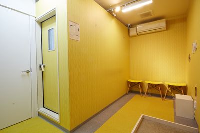 コンビニ、ファミレスも近く - ブリアサロン【世田谷-用賀駅 歩１分】🎹ピアノ📶高速WIFI 防音室B【駅２分】🎵ピアノ有の室内の写真