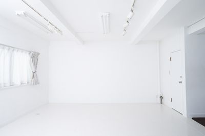 白壁側
光がよく回るホリゾント用ペンキで塗った白いスタジオ - GENKAN STUDIO  銀座・東銀座の穴場なスタジオ！の室内の写真