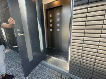 入るとすぐエレベーターがあります。 - CLIFF GYM 代々木公園店の入口の写真
