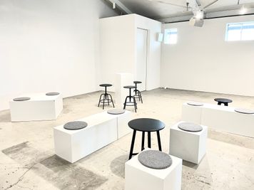 白いボックスの什器
椅子やテーブルなども貸出可能 - soko station 146 イベント・撮影スペースの室内の写真