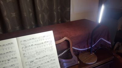 ピアノ専用LEDデスクライト：譜面を広範囲に非常に明るく照らします。 - グランドピアノサロン 風の音 ２台ピアノ利用（３名様以上）の設備の写真