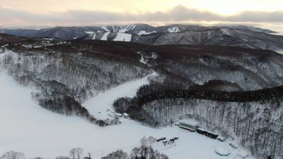 14万㎡のスキー場、日本屈指のパウダースノーとすり鉢構造のゲレンデを使いたい放題！ - ニンジャスノーハイランド スキー場・イベント会場の外観の写真